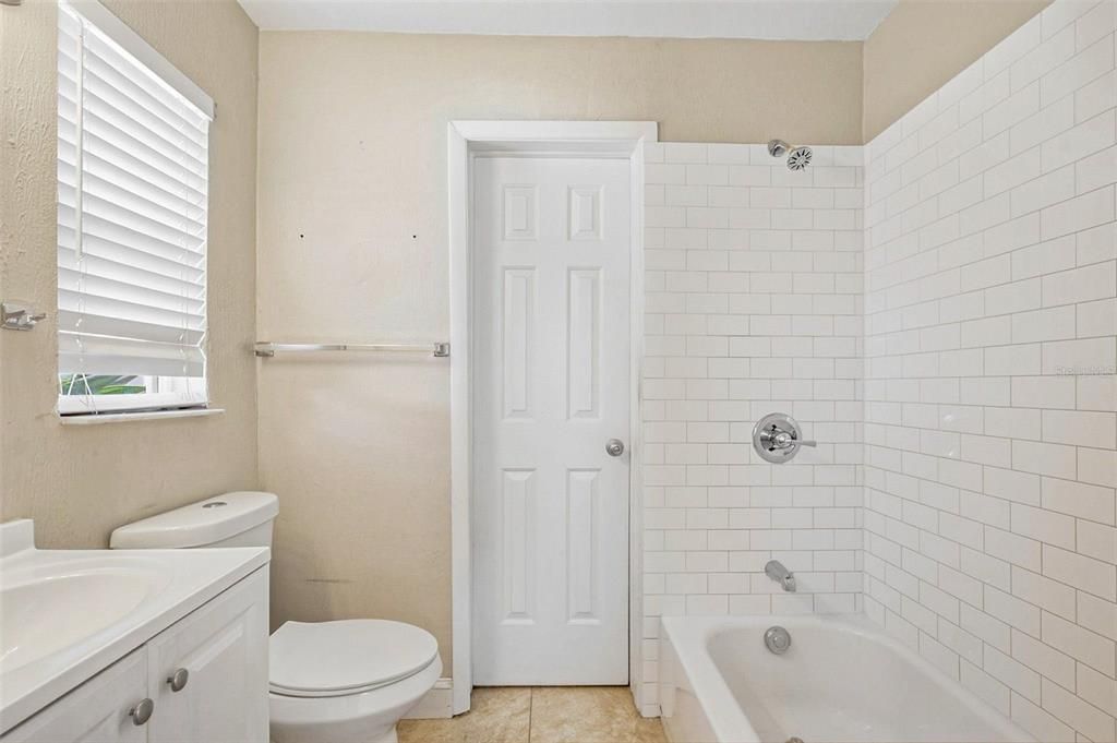 For Sale: $299,900 (2 beds, 1 baths, 943 Square Feet)