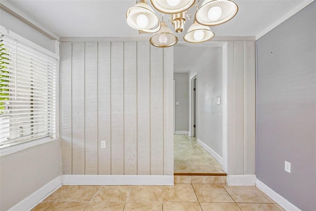 For Sale: $299,900 (2 beds, 1 baths, 943 Square Feet)