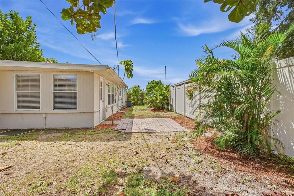 For Sale: $299,900 (2 beds, 1 baths, 943 Square Feet)