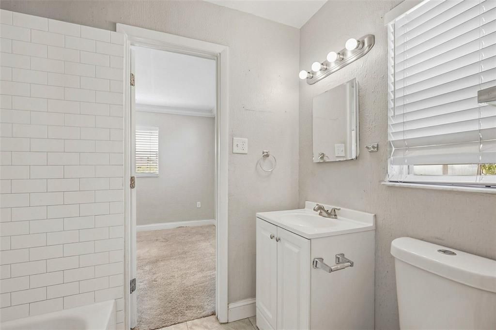 For Sale: $299,900 (2 beds, 1 baths, 943 Square Feet)