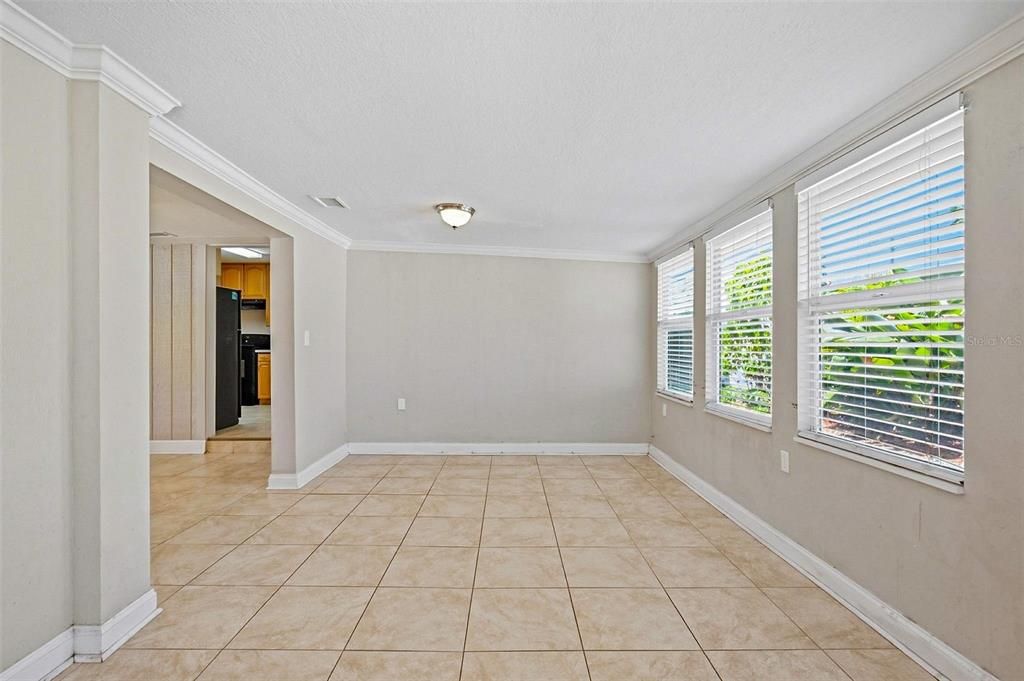 For Sale: $299,900 (2 beds, 1 baths, 943 Square Feet)
