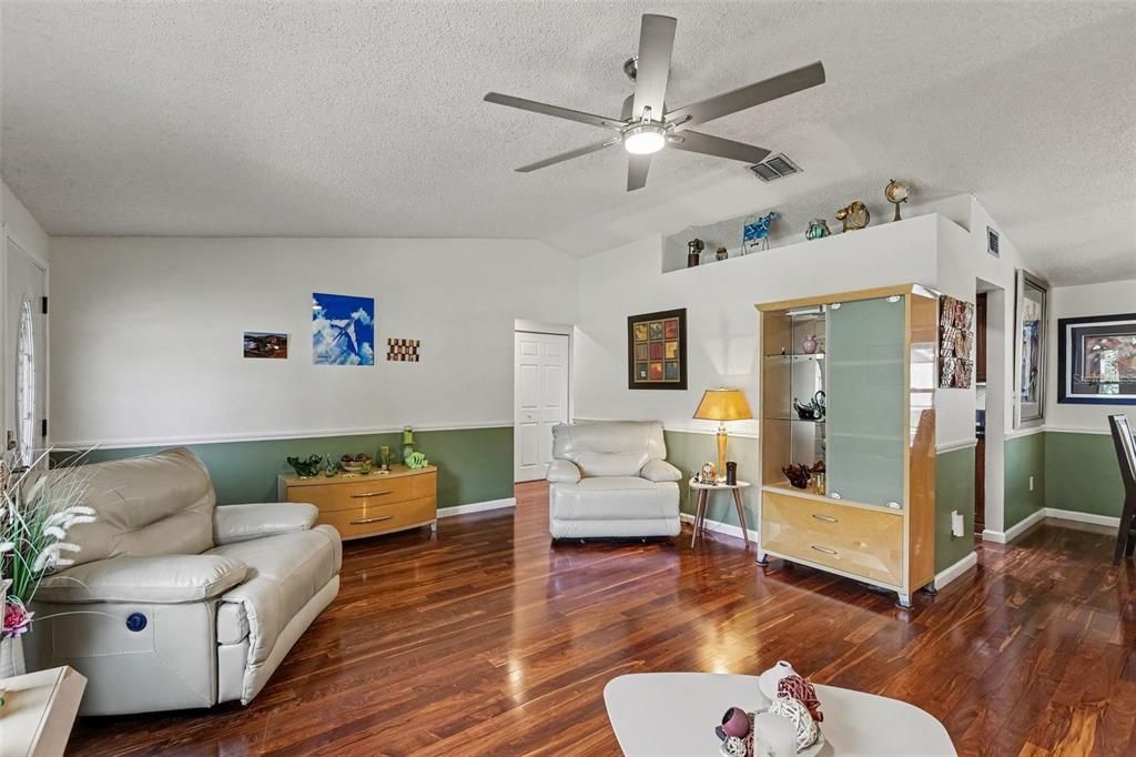 En Venta: $410,000 (3 camas, 2 baños, 1684 Pies cuadrados)