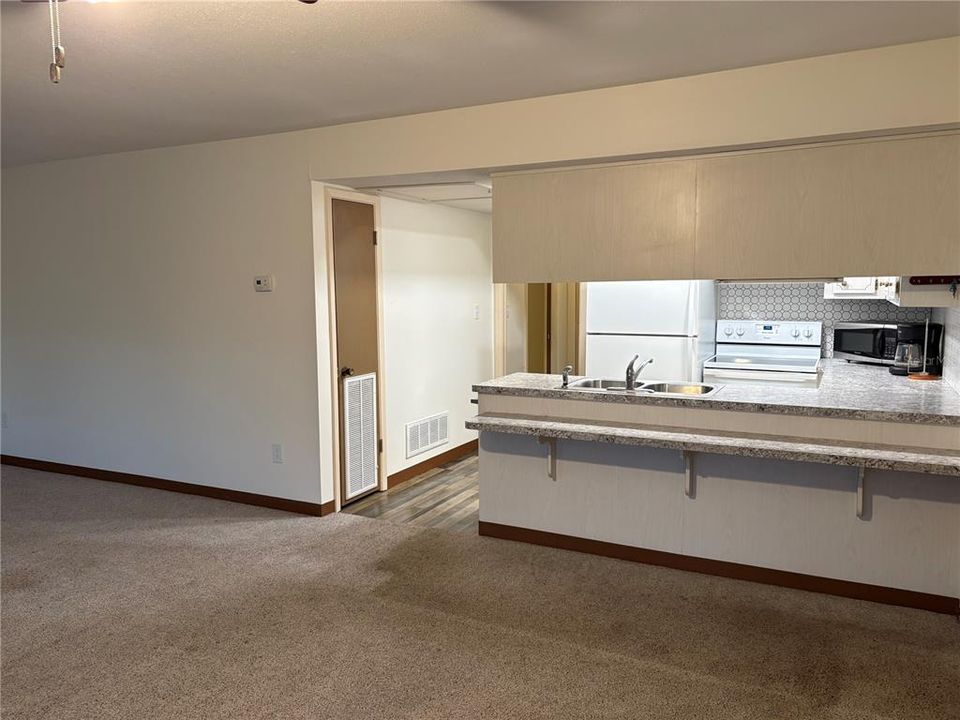 For Rent: $1,450 (1 beds, 1 baths, 888 Square Feet)