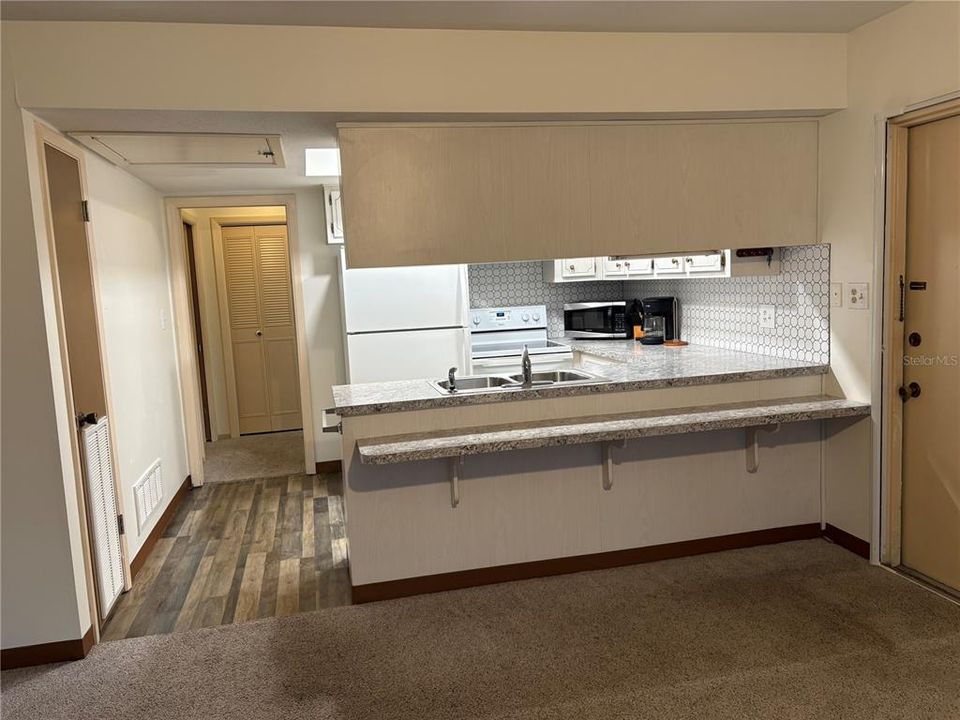For Rent: $1,450 (1 beds, 1 baths, 888 Square Feet)