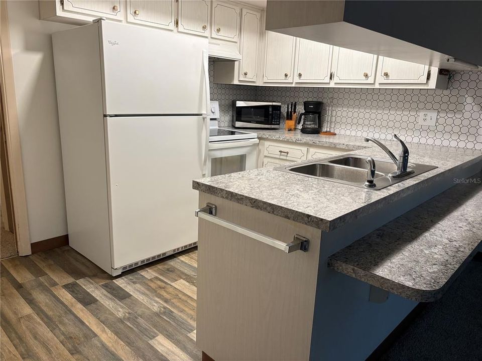 For Rent: $1,450 (1 beds, 1 baths, 888 Square Feet)