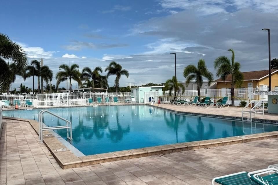 For Sale: $95,000 (2 beds, 2 baths, 672 Square Feet)