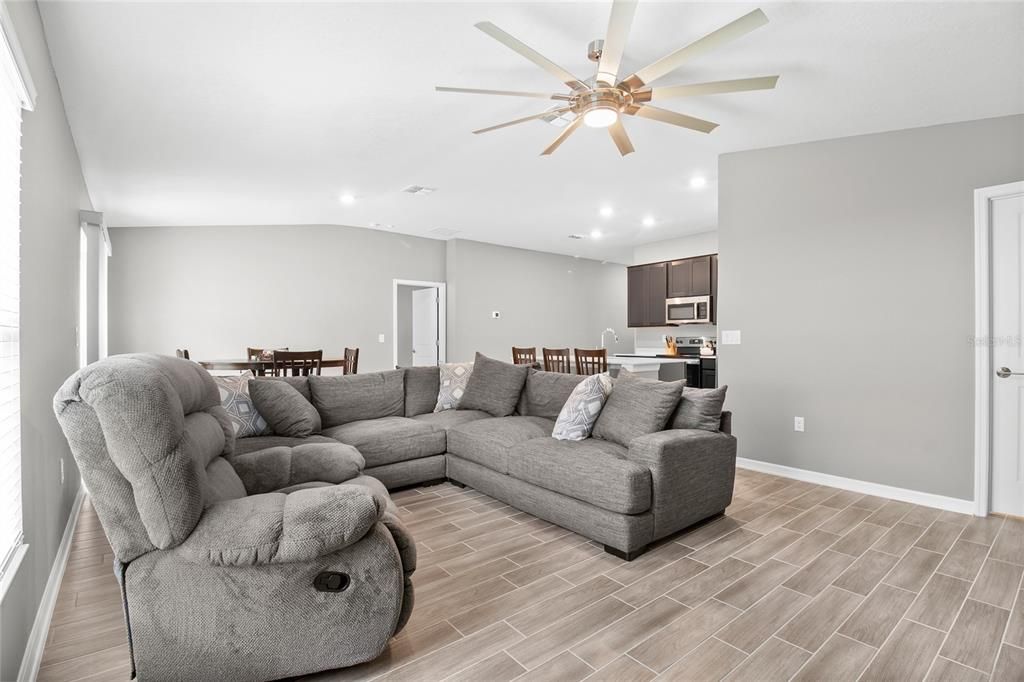 Activo con contrato: $275,000 (3 camas, 2 baños, 1560 Pies cuadrados)