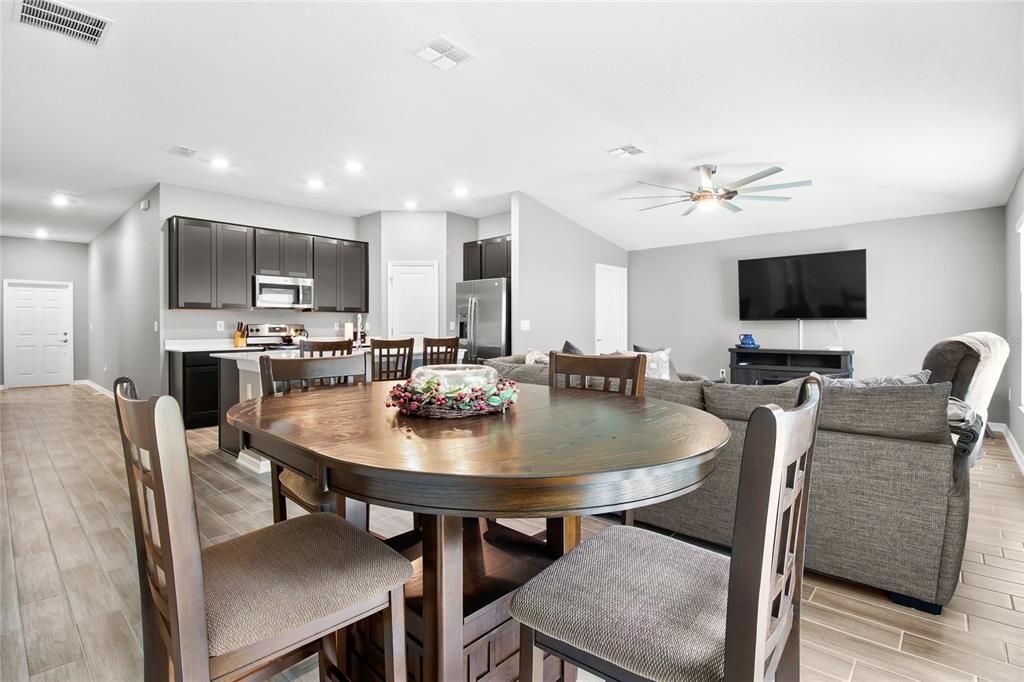 Activo con contrato: $275,000 (3 camas, 2 baños, 1560 Pies cuadrados)