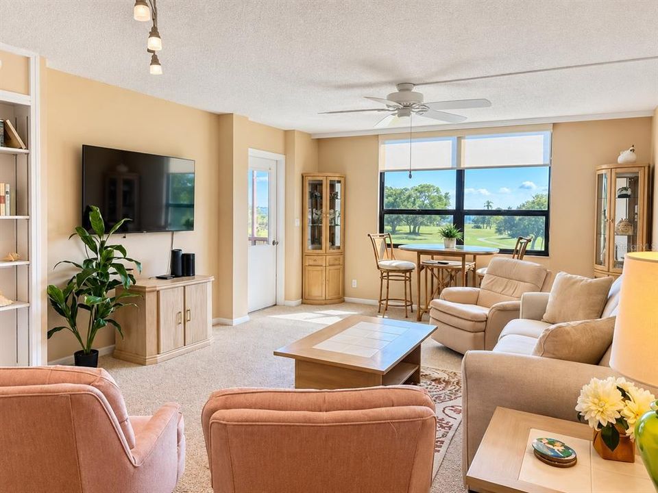 For Sale: $135,000 (1 beds, 1 baths, 810 Square Feet)