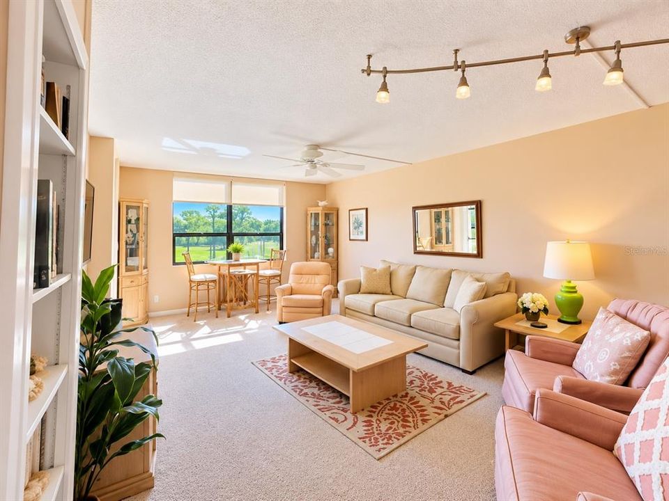 For Sale: $135,000 (1 beds, 1 baths, 810 Square Feet)