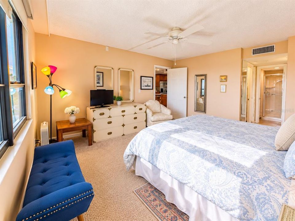 For Sale: $135,000 (1 beds, 1 baths, 810 Square Feet)