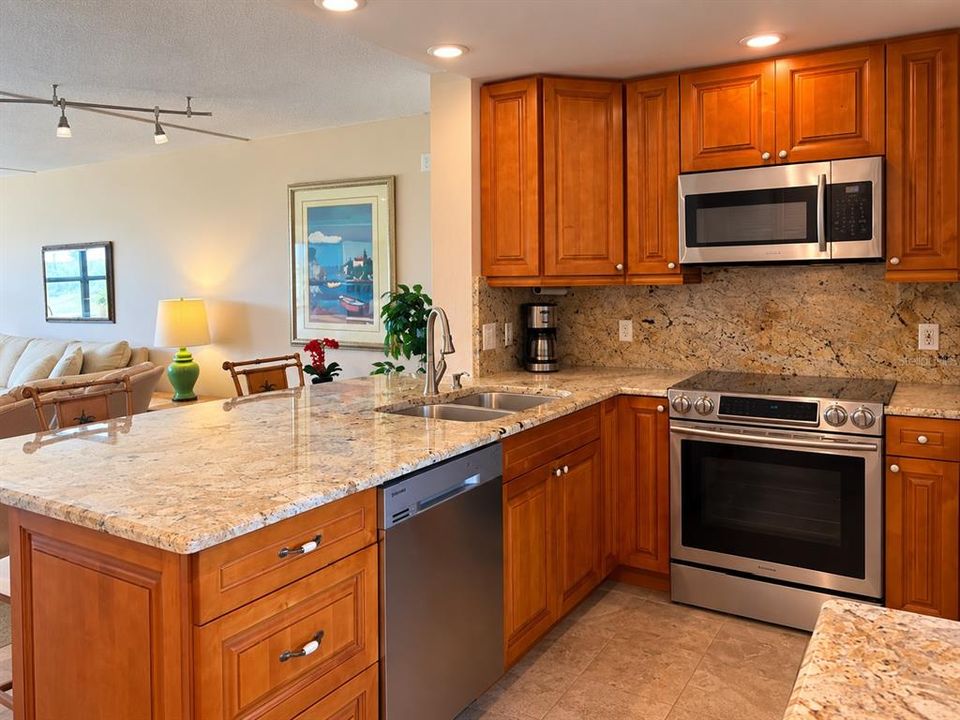 For Sale: $135,000 (1 beds, 1 baths, 810 Square Feet)