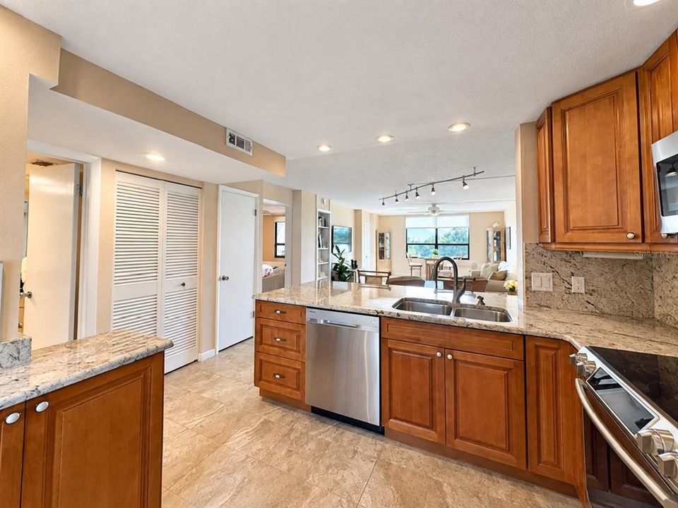 For Sale: $135,000 (1 beds, 1 baths, 810 Square Feet)