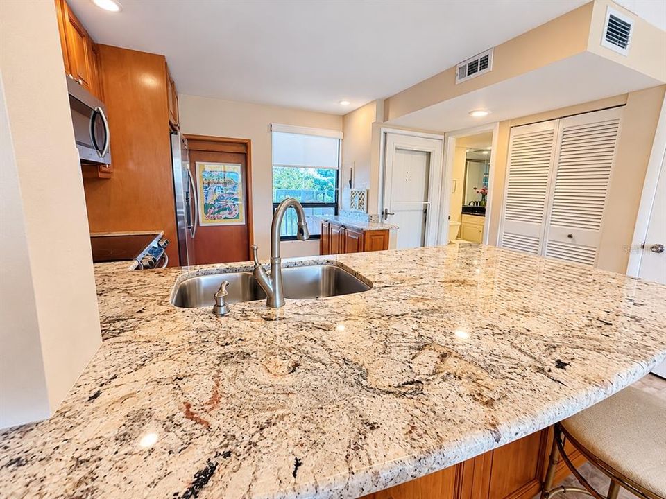 For Sale: $135,000 (1 beds, 1 baths, 810 Square Feet)