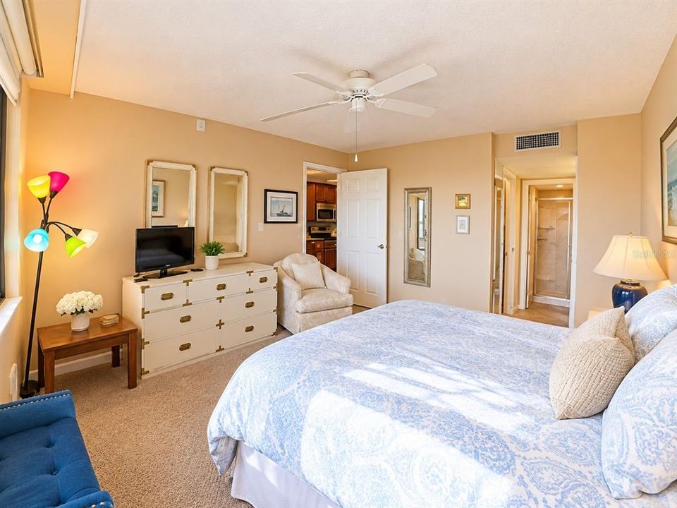 For Sale: $135,000 (1 beds, 1 baths, 810 Square Feet)