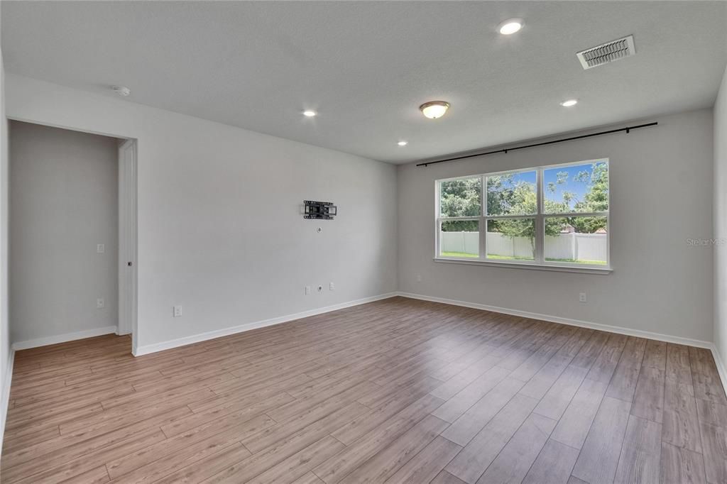 For Rent: $2,600 (4 beds, 2 baths, 1844 Square Feet)