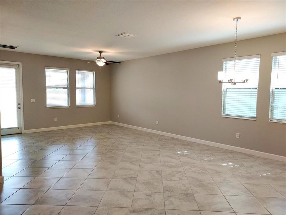 En Venta: $355,900 (4 camas, 3 baños, 2057 Pies cuadrados)