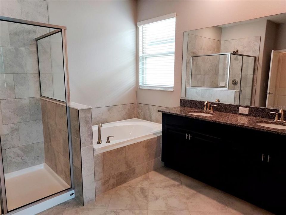 En Venta: $355,900 (4 camas, 3 baños, 2057 Pies cuadrados)