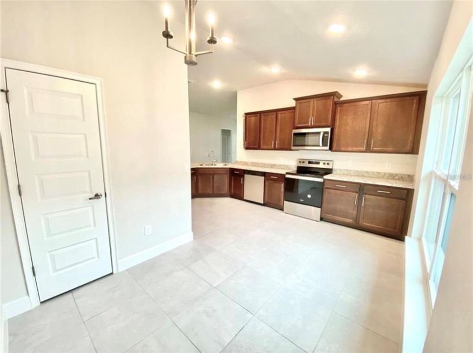 For Rent: $1,950 (4 beds, 2 baths, 1820 Square Feet)