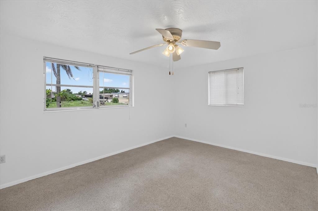 Active With Contract: $210,000 (2 beds, 1 baths, 1088 Square Feet)