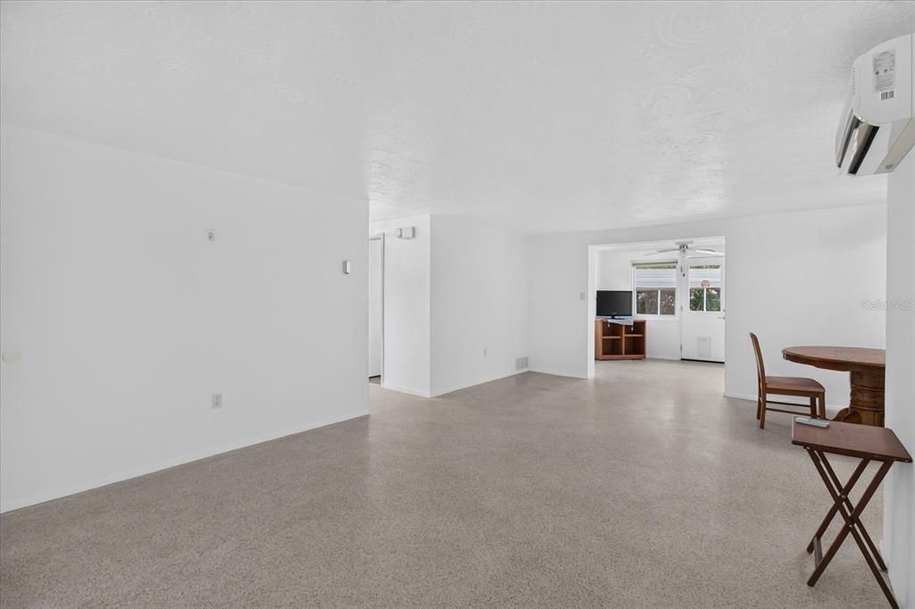 Active With Contract: $210,000 (2 beds, 1 baths, 1088 Square Feet)