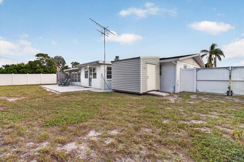 Active With Contract: $210,000 (2 beds, 1 baths, 1088 Square Feet)