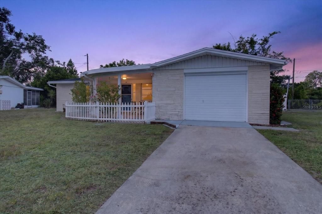 Active With Contract: $210,000 (2 beds, 1 baths, 1088 Square Feet)