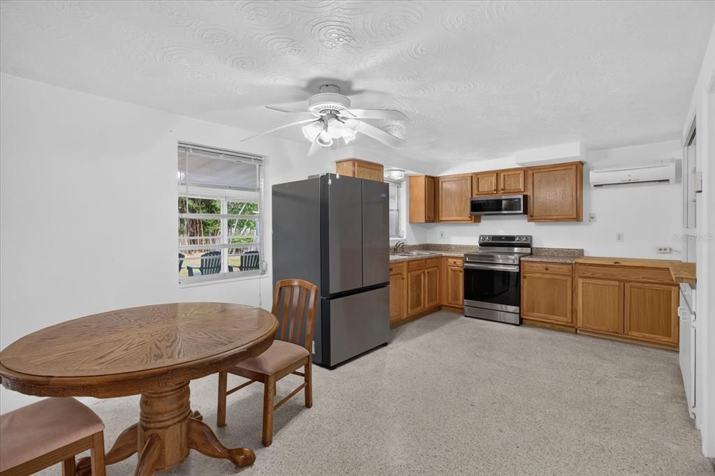 Active With Contract: $210,000 (2 beds, 1 baths, 1088 Square Feet)
