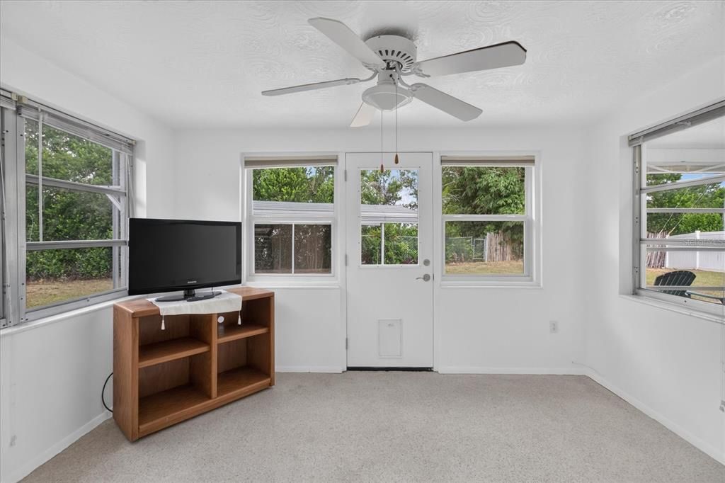 Active With Contract: $210,000 (2 beds, 1 baths, 1088 Square Feet)