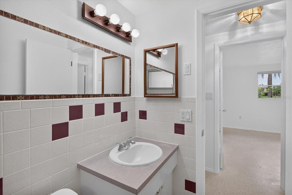 Active With Contract: $210,000 (2 beds, 1 baths, 1088 Square Feet)
