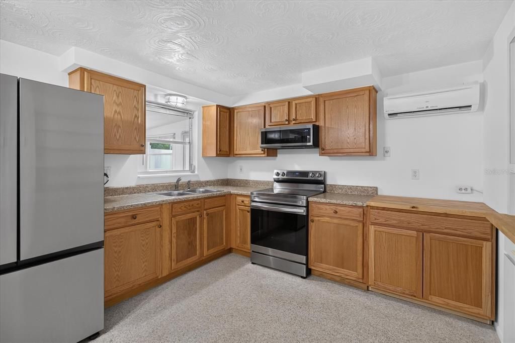 Active With Contract: $210,000 (2 beds, 1 baths, 1088 Square Feet)
