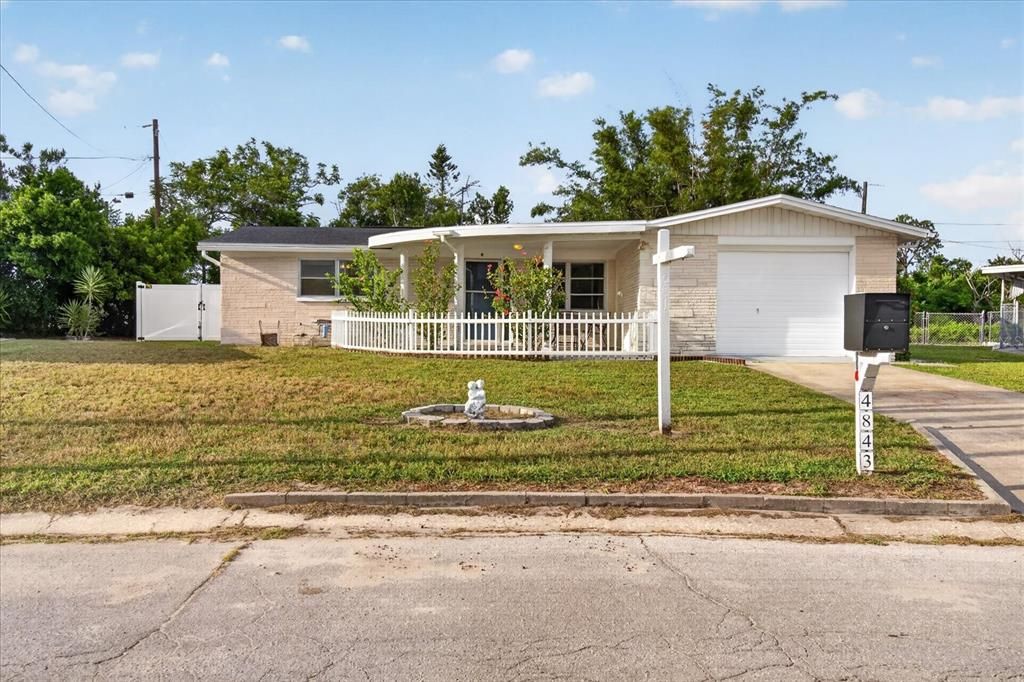 Active With Contract: $210,000 (2 beds, 1 baths, 1088 Square Feet)