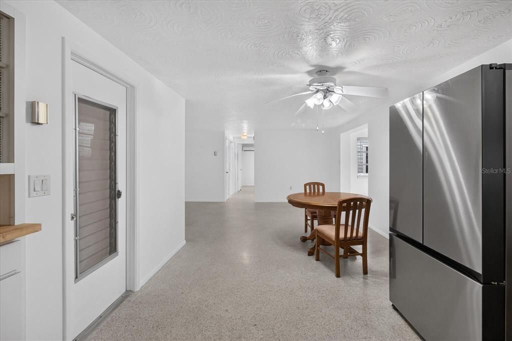 Active With Contract: $210,000 (2 beds, 1 baths, 1088 Square Feet)