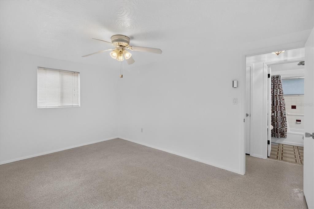 Active With Contract: $210,000 (2 beds, 1 baths, 1088 Square Feet)