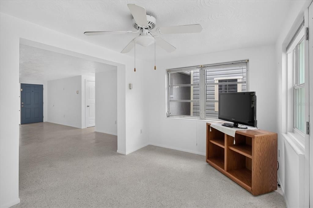 Active With Contract: $210,000 (2 beds, 1 baths, 1088 Square Feet)