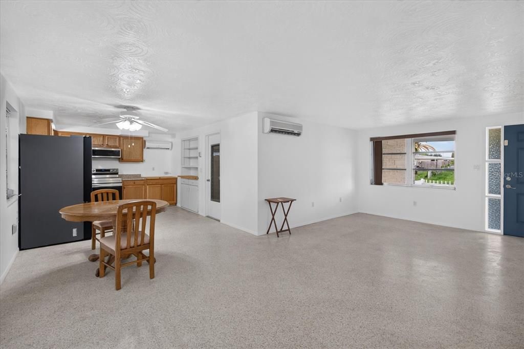 Active With Contract: $210,000 (2 beds, 1 baths, 1088 Square Feet)