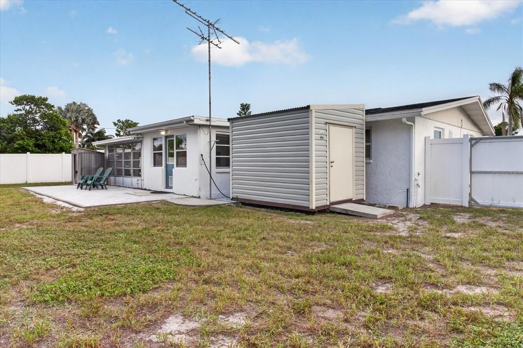 Active With Contract: $210,000 (2 beds, 1 baths, 1088 Square Feet)