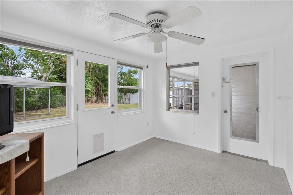 Active With Contract: $210,000 (2 beds, 1 baths, 1088 Square Feet)