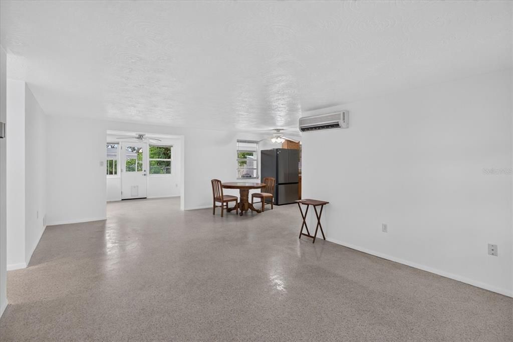Active With Contract: $210,000 (2 beds, 1 baths, 1088 Square Feet)