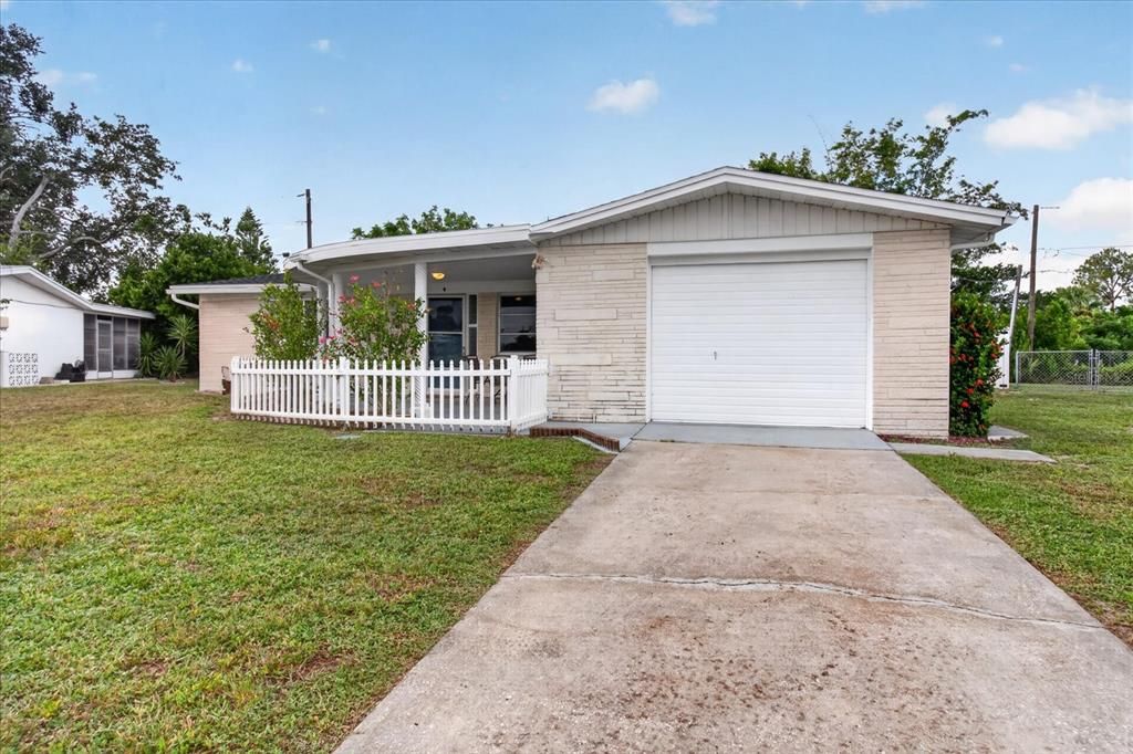 Active With Contract: $210,000 (2 beds, 1 baths, 1088 Square Feet)