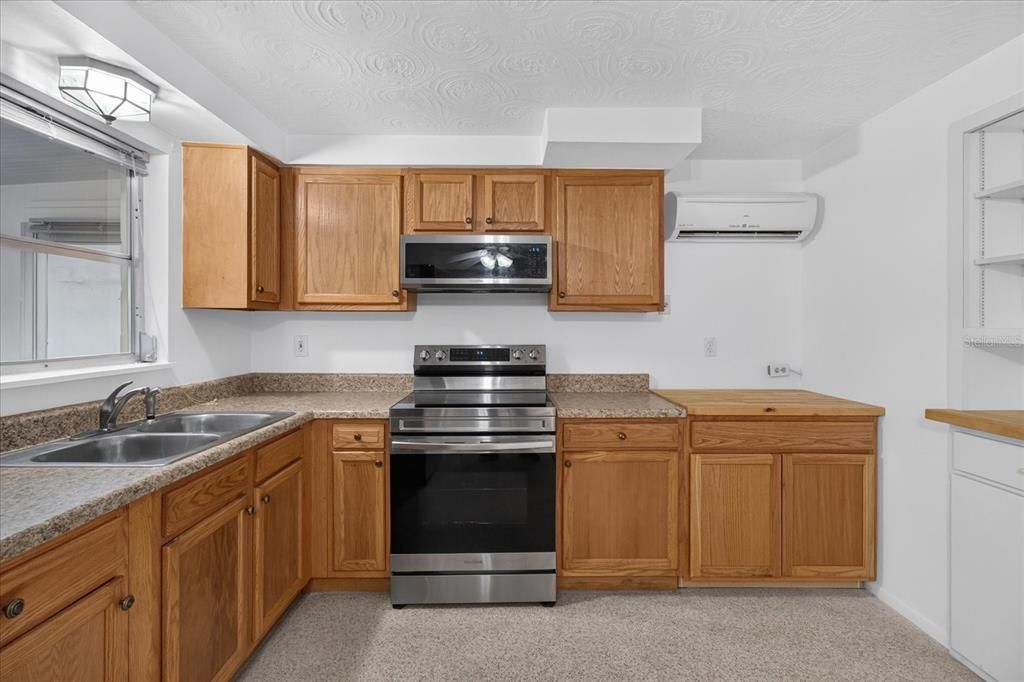 Active With Contract: $210,000 (2 beds, 1 baths, 1088 Square Feet)