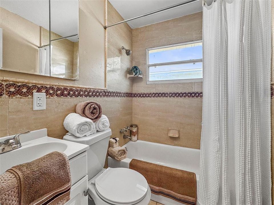 For Sale: $349,900 (3 beds, 2 baths, 902 Square Feet)