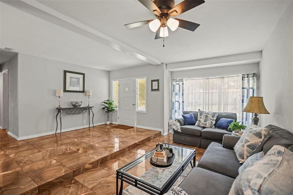 For Sale: $349,900 (3 beds, 2 baths, 902 Square Feet)