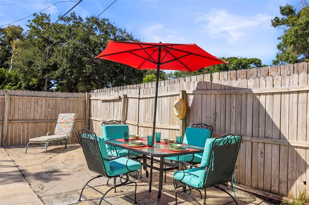 For Sale: $349,900 (3 beds, 2 baths, 902 Square Feet)