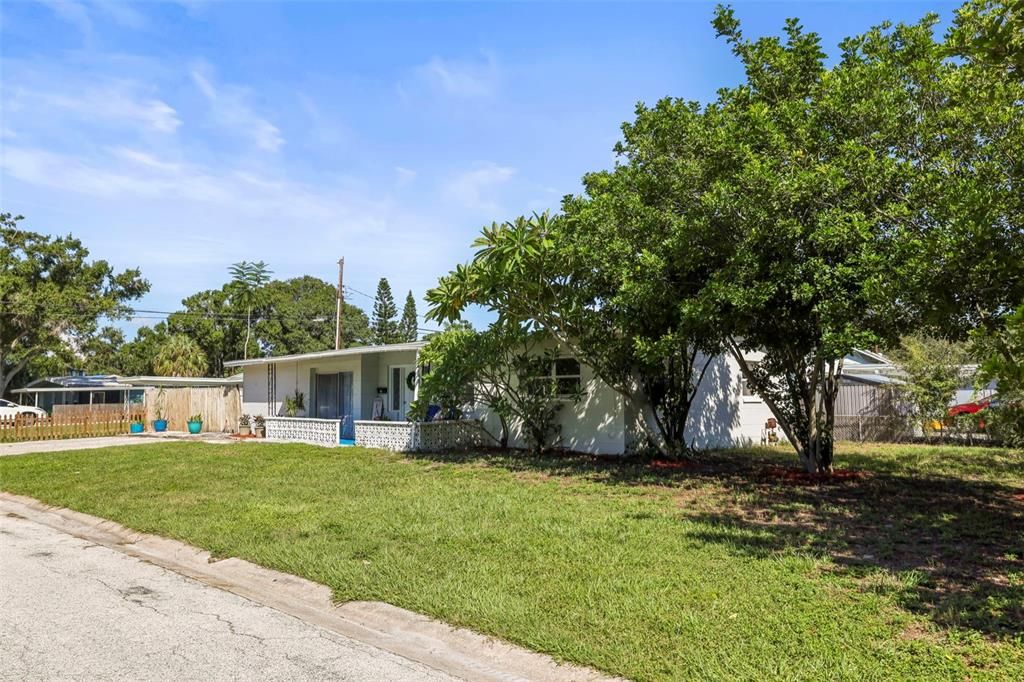 For Sale: $349,900 (3 beds, 2 baths, 902 Square Feet)