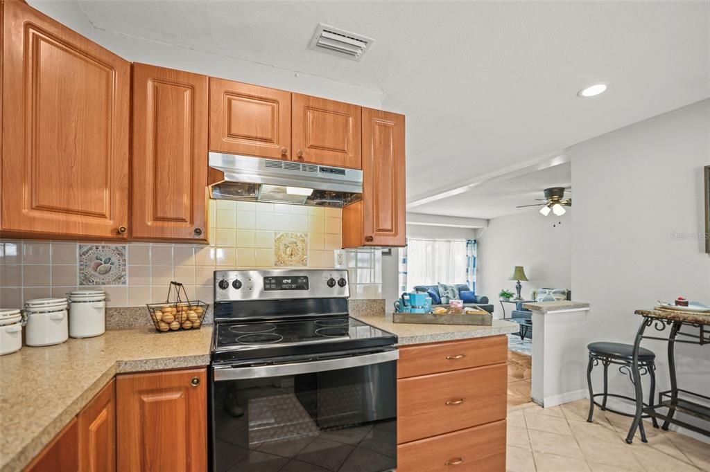 For Sale: $349,900 (3 beds, 2 baths, 902 Square Feet)