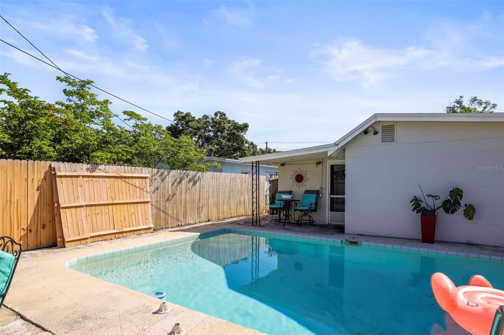 For Sale: $349,900 (3 beds, 2 baths, 902 Square Feet)