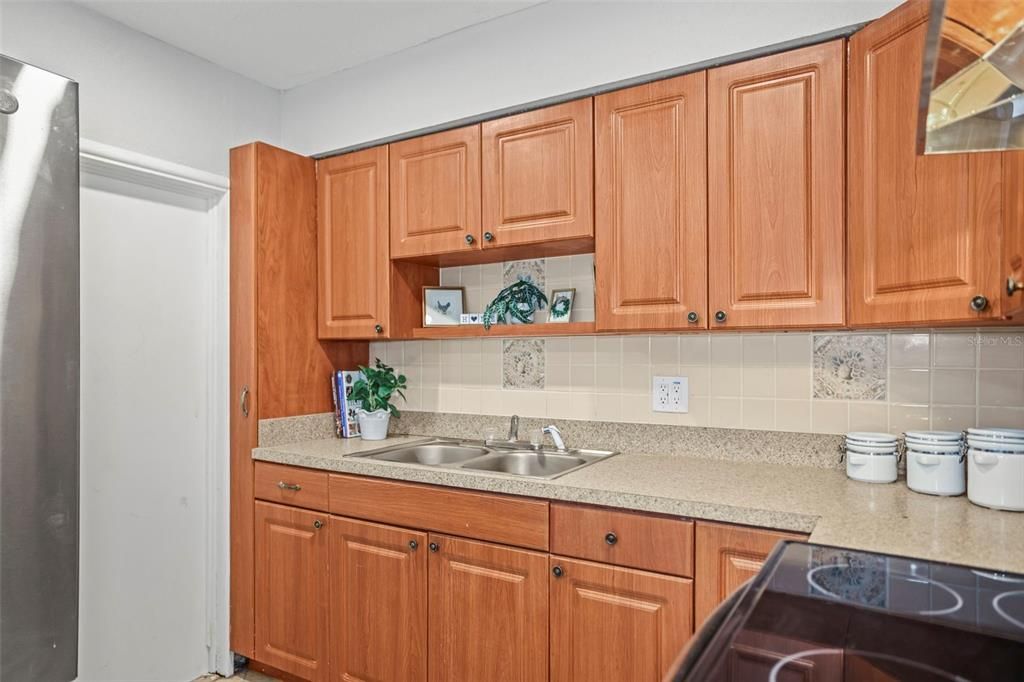 For Sale: $349,900 (3 beds, 2 baths, 902 Square Feet)