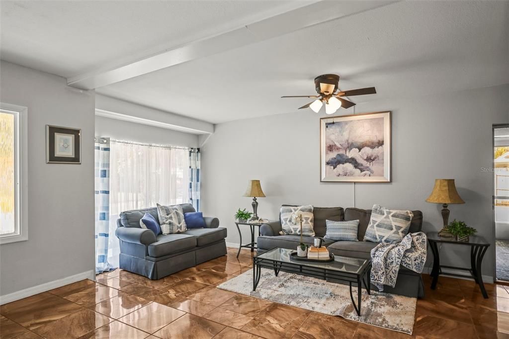 For Sale: $349,900 (3 beds, 2 baths, 902 Square Feet)