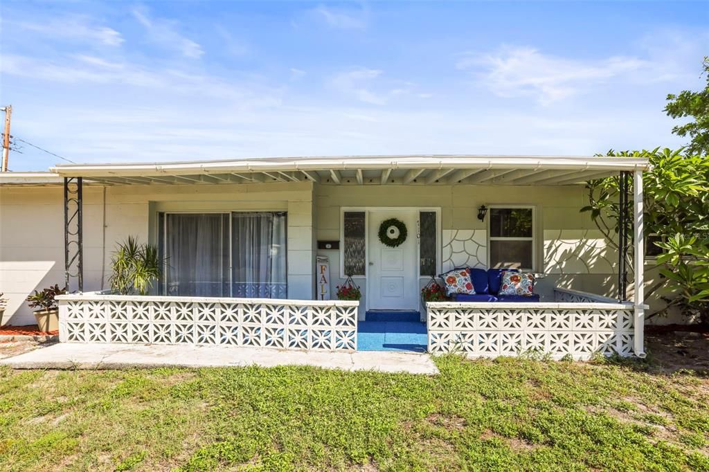 For Sale: $349,900 (3 beds, 2 baths, 902 Square Feet)